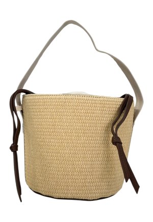 Borsa a secchiello beige intrecciata con dettagli in pelle marrone e tracolla in tessuto beige su sfondo bianco.