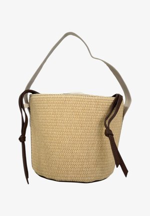 Borsa a secchiello beige intrecciata con dettagli in pelle marrone e tracolla in tessuto beige su sfondo bianco.