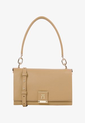 Sac à bandoulière en cuir caramel avec sangle réglable, surface texturée et fermoir doré arborant un logo "TH" entrelacé.