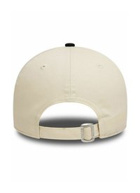 Gorra beige con visera curva, correa trasera ajustable con herrajes metálicos y una textura de algodón suave. Botón negro en la parte superior.