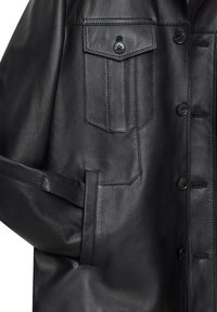 Zwarte leren jas met een gestructureerd oppervlak, een borstzak en knopen aan de voorkant. Inclusief een zijzak en een gestructureerd kraagontwerp.