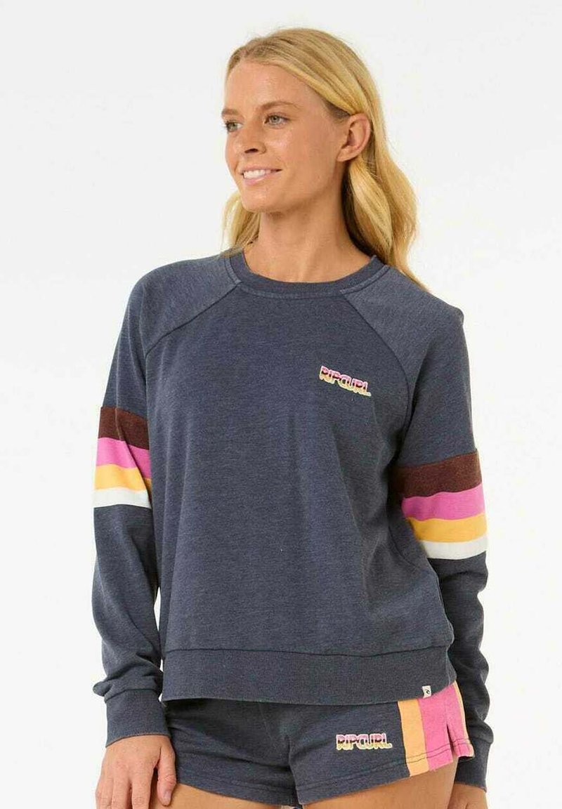 Felpa blu navy con maniche raglan, caratterizzata da righe orizzontali in marrone, rosa, giallo e bianco sulle maniche. Logo sul petto.