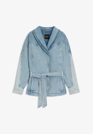 Jeansjacke in Hellblau mit Schalkragen, tailliertem Bund und weiten Ärmeln. Mit kontrastierenden helleren Einsätzen an den Schultern.