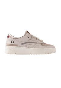 Sneaker di un leggero beige con una tomaia texture, caratterizzata da un accento bordeaux sul tallone e una suola bianca spessa. Dettagli di cucitura in tutto il prodotto.