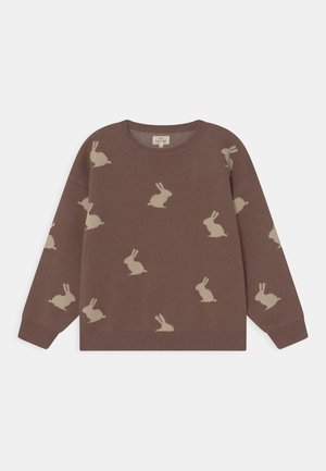 Brun crewneck sweater med et mønster af beige kaniner spredt over fronten og ærmerne, med ribkanter ved ærmer og bund.