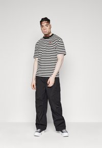Carhartt WIP COLE PANT - Cargobukser - black rinsed