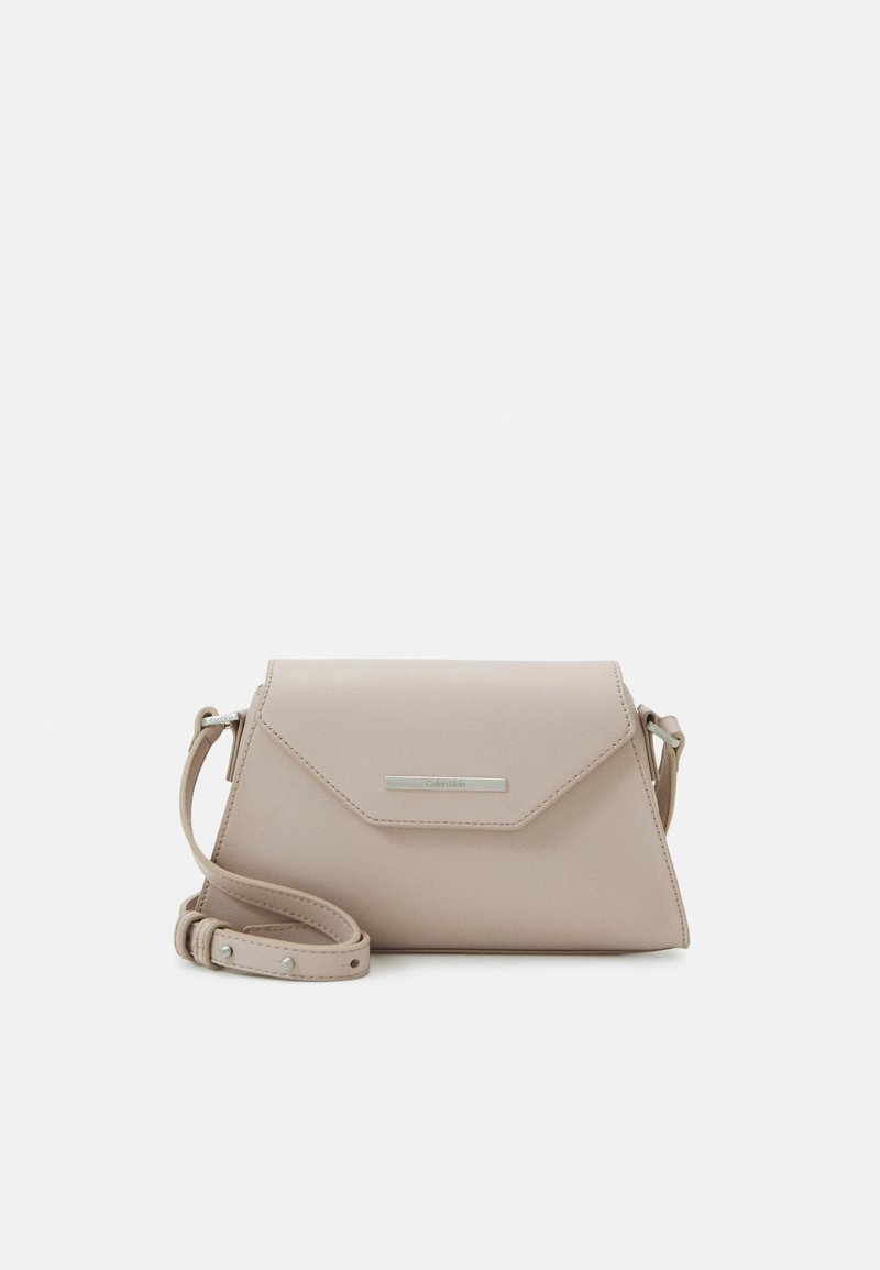 Borsa a tracolla in faux leather beige con chiusura a pattina, hardware in argento, tracolla regolabile e design minimalista.