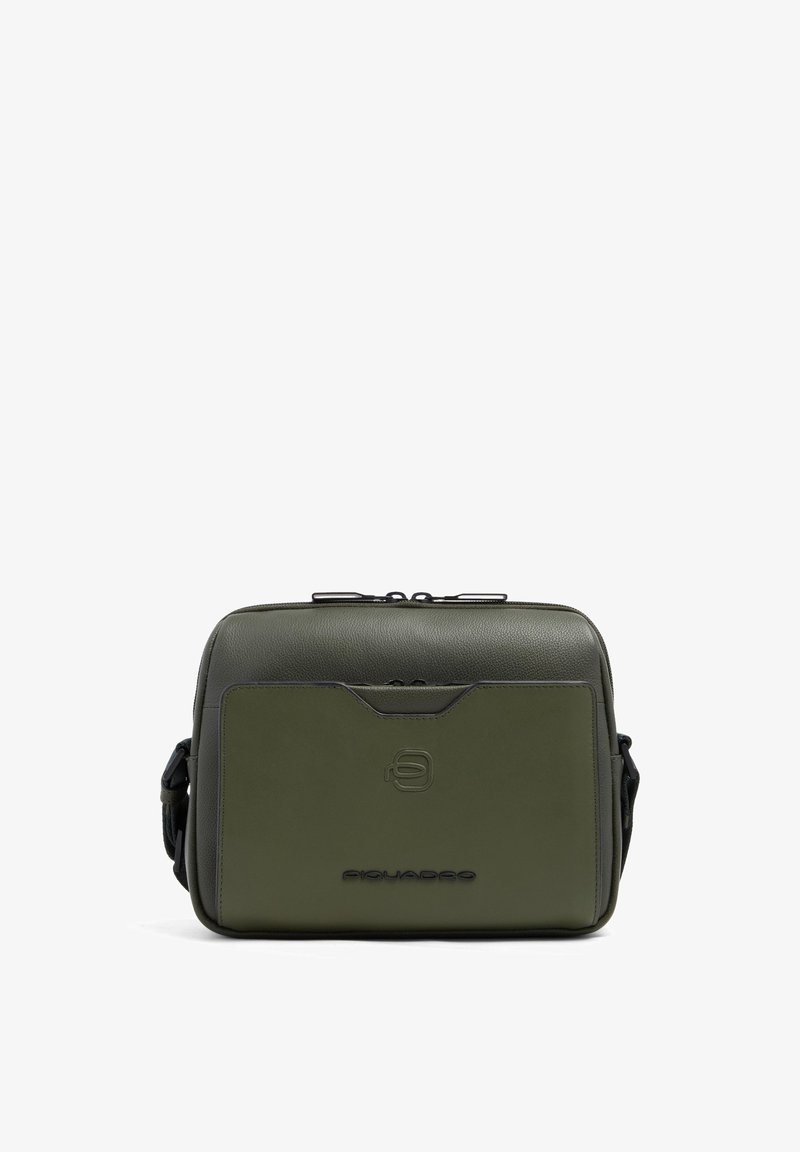 Petit sac bandoulière en cuir vert olive avec poche avant, fermeture éclair et sangle d'épaule réglable.