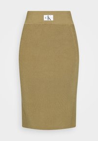 Ribbad, khaki midiklänning med en figurnära silhuett. Har en bred midja och en logotagg i övre mitten. Slät yta.