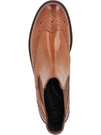 Hnědé kožené kotníkové boty s dekoračními perforacemi, kulatou špičkou a elastickými bočními panely. Hladký povrch s kontrastní tmavší podrážkou.