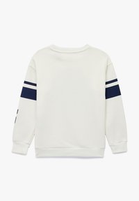Sudadera blanca con rayas marinas en las mangas, cuello redondo y puños de canalé. Textura suave, ajuste relajado y sin logotipos de marca visibles.