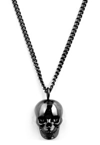 Sort kranium vedhæng på en metal kæde halskæde; poleret overflade, detaljerede ansigtstræk og kraftige kædeled.
