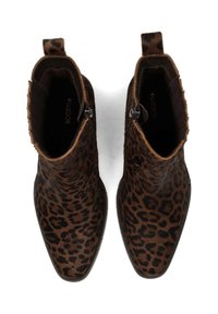 Botas de tobillo de print de leopardo con una textura marrón suave, cremalleras laterales y tiradores. Forma robusta con un diseño de punta afilada.