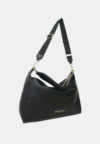 Zwarte leren handtas met een gestructureerd oppervlak, voorzien van een gouden ritssluiting en een verstelbare schouderband. Logo "ERMANNO" in reliëf op de voorzijde.