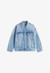 DISTRESSED OVERSIZED DENIM TRUCKER JACKET - Džinsa auduma jaka - denim light