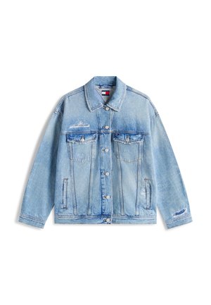 Φωτεινό μπλε τζιν μπουφάν με κουμπιά μπροστά, τσέπες στο στήθος με καπάκι, πλαϊνές τσέπες και διακριτικές φθορές στα μανίκια και στο στήθος.