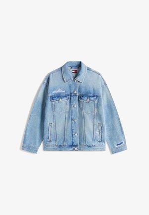 Veste en denim bleu clair avec fermeture à boutons, poches à rabat sur la poitrine, poches latérales, et détails d'usure subtils sur la manche et la poitrine.