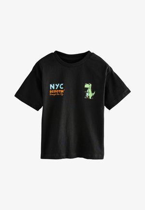Must mustaheline t-särk lühikeste varrukatega. Omab dinoosauruse graafikat rohelises toonis ja teksti "NYC Scootin' through the City" sinises ja oranžis.