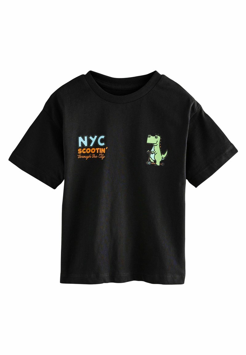 Schwarzes Baumwoll-T-Shirt mit kurzen Ärmeln. Mit einem Dinosaurier-Graphic in Grün und dem Text "NYC Scootin' through the City" in Blau und Orange.