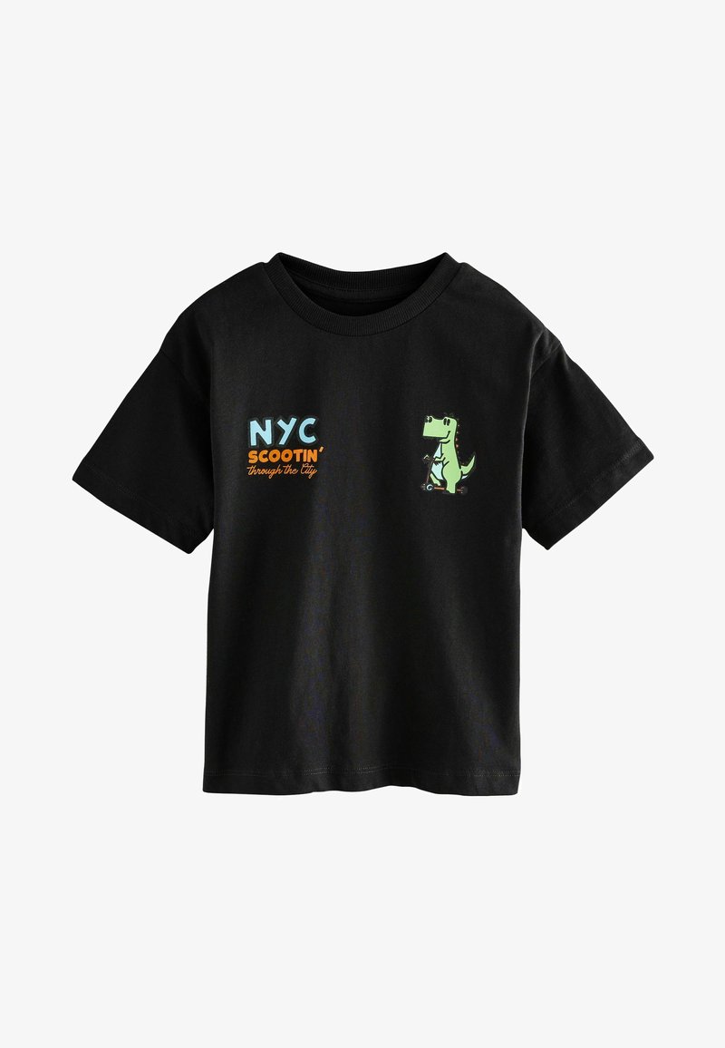 Schwarzes Baumwoll-T-Shirt mit kurzen Ärmeln. Mit einem Dinosaurier-Graphic in Grün und dem Text "NYC Scootin' through the City" in Blau und Orange.