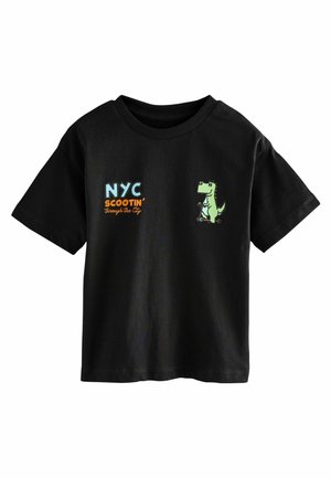 Schwarzes Baumwoll-T-Shirt mit dem Schriftzug "NYC SCOOTIN' durch die Stadt" in blauen und orangefarbenen Buchstaben, mit einer grünen Dinosaurier-Grafik auf der linken Seite.
