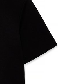 Must räbal t-särk, millel on ümar kaelus ja lühikesed varrukad, millel on sile tekstuur. Õlgadel on nähtavad õmbluse detailid.