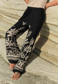 Love & Roses PRINTED WIDE LEG - Nadrágok - black