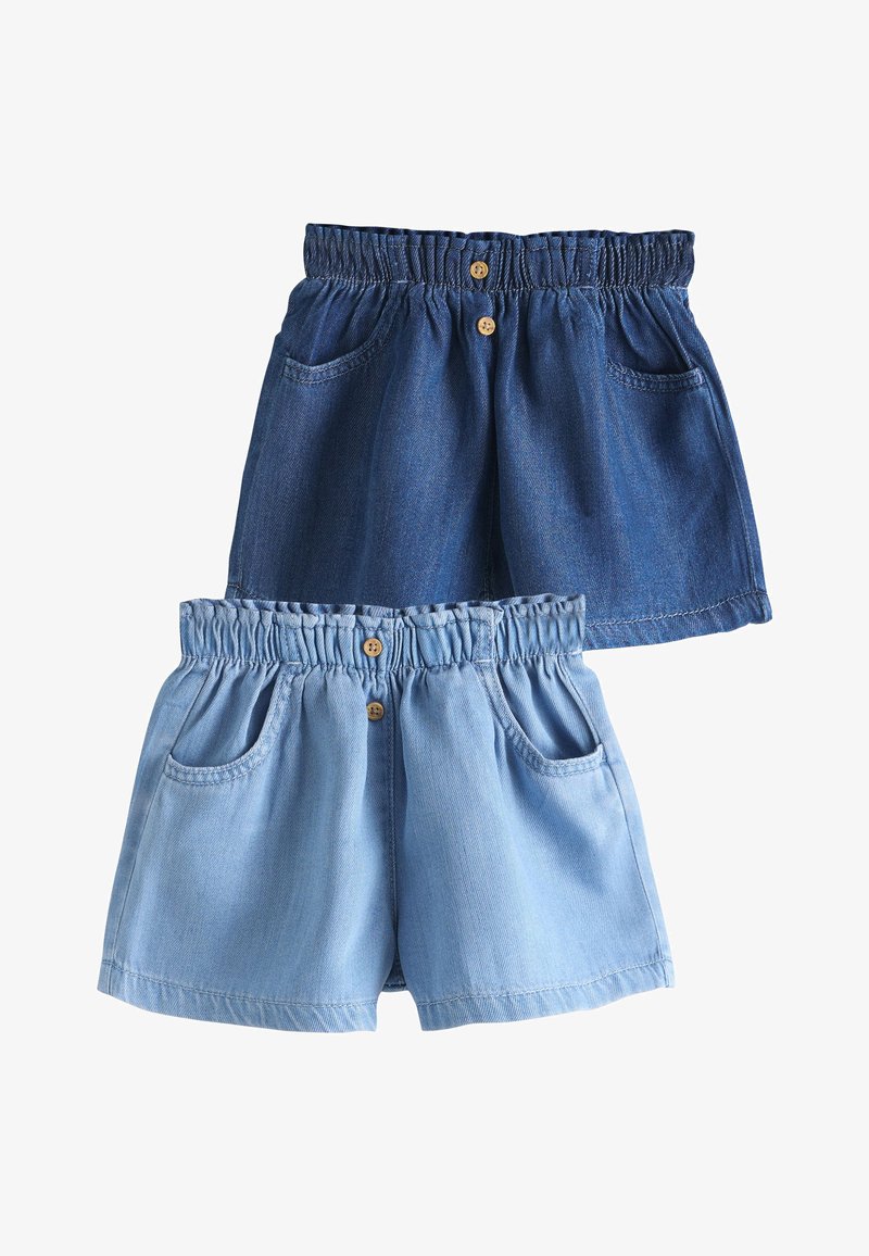 Dos pares de pantalones cortos vaqueros con cintura elástica y bolsillos delanteros, uno en azul oscuro y otro en azul claro, cada uno con dos botones de madera.