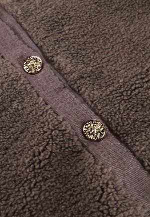 Bruine fleece stof met een zachte textuur, voorzien van een grijze knopenbies en twee gouden decoratieve knopen.