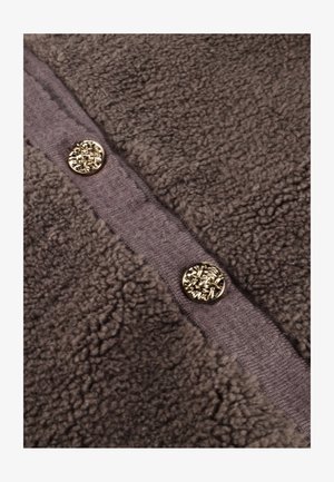 Bruine fleece stof met een zachte textuur, voorzien van een grijze knopenbies en twee gouden decoratieve knopen.