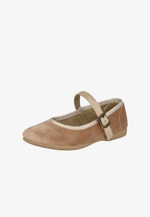 Zapato Mary Jane de ante marrón claro con correa ajustable y hebilla beige, puntera redondeada y suela plana.