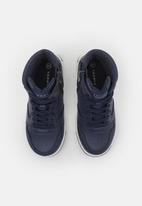 Mörkblå läderhöga sneakers med snörning och dragkedja, med en vadderad krage och perforerat tåbox. Vit gummisula.