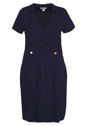 Donkerblauwe jurk met korte mouwen, kraag, overslaghalslijn, getailleerde taille en twee gouden knopen bij de taille.