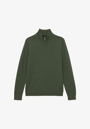 Ciemnozielony sweter z długim rękawem, wysokim kołnierzem i przednim półzamkiem, wykonany z cienkiej dzianiny.