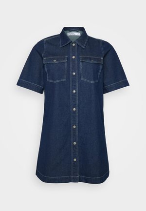 Vestido de camisa de mezclilla en azul oscuro con mangas cortas, dos bolsillos en el pecho, cierre de botones y detalles de costura en contraste.