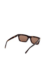 Occhiali da sole tortoise brown con montatura angolare, lenti marroni scure e un accento metallico sulle tempie, con una finitura lucida.