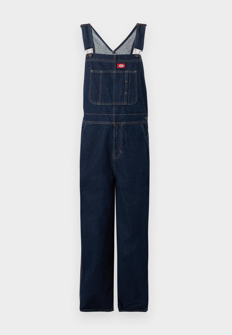 Dunkelblaue Jeans-Latzhose mit verstellbaren Schultergurten, vorderer Brusttasche und weitem Bein, präsentiert vor einem einfarbigen Hintergrund.