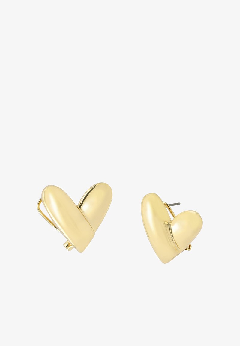 Gouden hartvormige studoorbellen met een glanzend, glad oppervlak en een uniek in elkaar grijpende ontwerp. Metalen pinnen achterop voor veilige draagbaarheid.