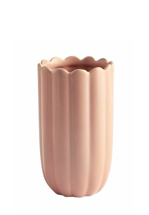 Hohe rosa Keramikvase mit vertikalen Rillen und einem gezahnten Rand oben.