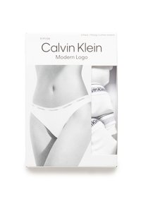 Calvin Klein strings ondergoed pakket, drie stuks. Witte katoenen rekstof met een logo tailleband, gepresenteerd in een doorzichtige verpakking.