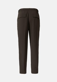 Pantaloni marroni a sigaretta con elastico in vita, due tasche posteriori e una texture liscia. Caratterizzati da un design pulito e un materiale leggero.
