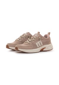 Zapatillas deportivas de color rosa claro que combinan malla y ante, con suela de goma, cierre con cordones y una lengüeta en el talón.