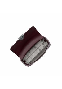 Borsa in pelle bordeaux con chiusura in argento, dotata di un interno non foderato con tasche organizzative e una texture liscia e raffinata.