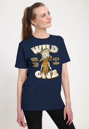 Granatowa koszulka z nadrukiem graficznym przedstawiającym postać z kreskówki oraz napisem "WILD ONE" w motywie vintage motocykli.