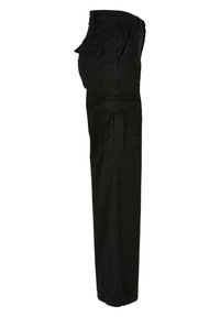 Pantalon cargo noir avec plusieurs poches à rabat, vu de profil, avec une coupe droite et une taille haute.