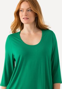 Ulla Popken TIEFER RUNDHALSAUSSCHNITT  - Langarmshirt - green