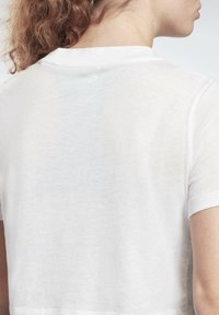 Reebok IDENTITY CROPPED T - Print T-shirt - white