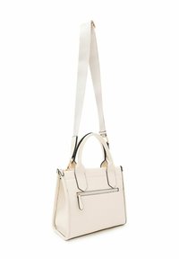 Borsa bianca con texture, dotata di due manici superiori e una tracolla staccabile con motivo a spina di pesce. Presenta una tasca frontale con zip.