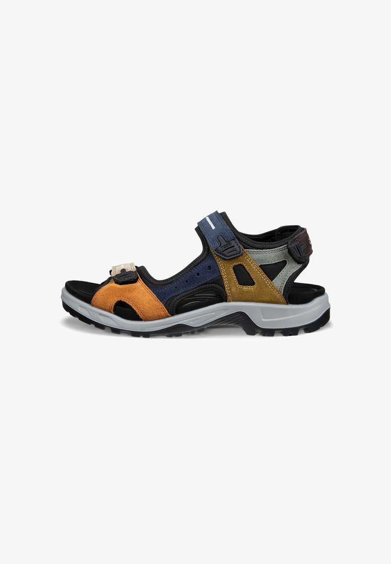 Sandales en cuir noir, marine, orange et vert olive avec des accents en mesh, des sangles ajustables et une semelle en caoutchouc texturée pour la traction.