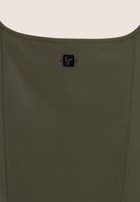 Borsa a tracolla in eco-pelle verde oliva con una texture liscia, caratterizzata da una spilla quadrata e un design minimalista.
